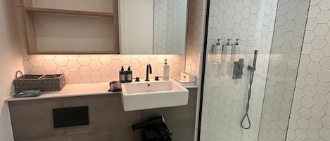 Articles de toilette écologiques, sèche-cheveux, serviettes fournies