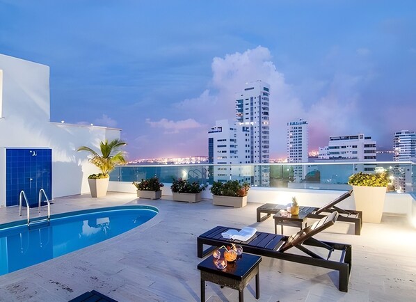 Una piscina al aire libre