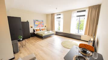 Een strijkplank/strijkijzer, beddengoed