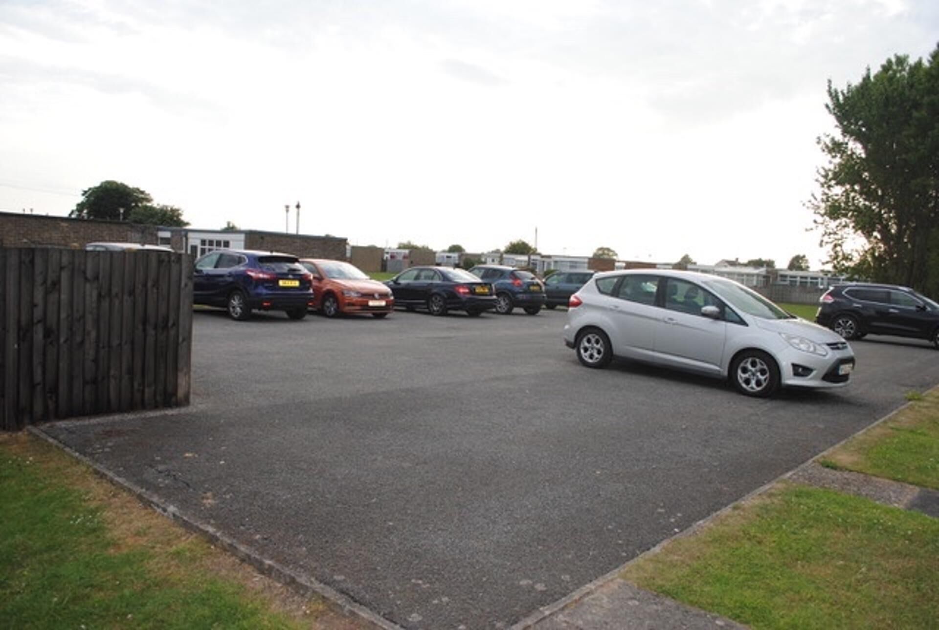 Un parking où plusieurs voitures sont garées.