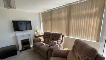 Een televisie en een open haard