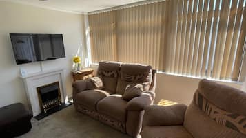 Een televisie en een open haard