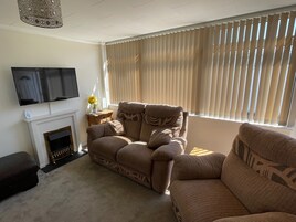 Una televisión, una chimenea