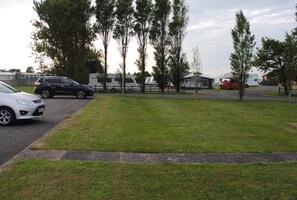 Property grounds - 2 Bed Lodge Sleeps 4- Pets, Parking, 2min to Beach (Skegness)
