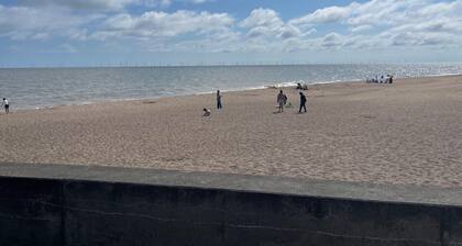 2 Bed Lodge Sleeps 4- Pets, Parking, 2min to Beach