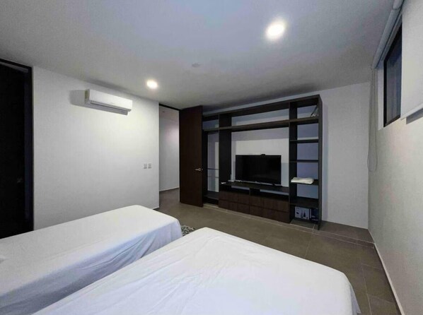 Tabla de planchar con plancha, wifi y ropa de cama 
