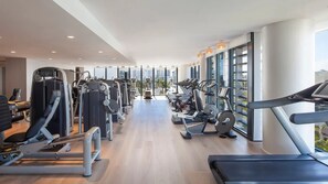 Et fitnesscenter med løbebånd, styrkeapparater og konditionsmaskiner.