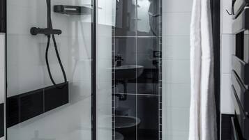 Chambre Triple | Salle de bain | Douche, sĂšche-cheveux, serviettes fournies, savon