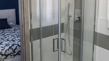 Camera singola, 1 letto a una piazza e mezza | Bagno | Doccia, asciugacapelli, asciugamani, sapone