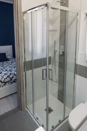 Shower, hair dryer, towels, soap - Affittacamere Poerio (Pisa)