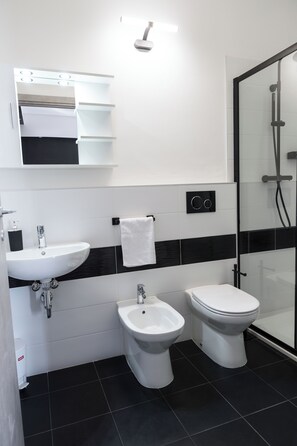 Dreibettzimmer | Badezimmer | Dusche, Haartrockner, Handtücher, Seife