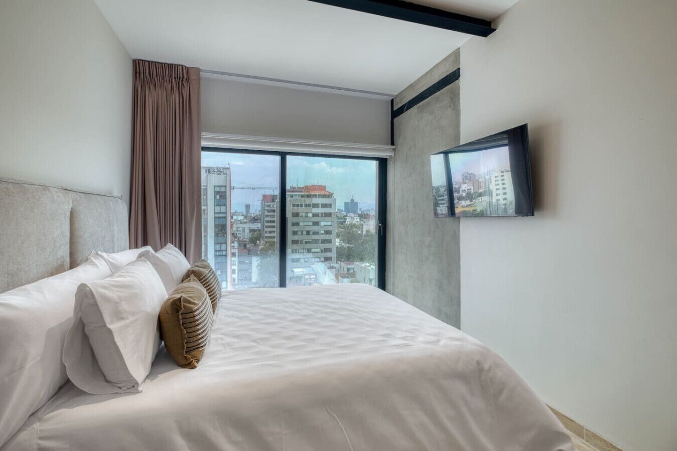 2 室のベッドルーム、デスク、アイロン / アイロン台、旅行用ベビーベッド