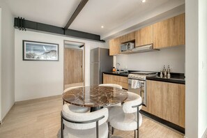 Een koelkast, een magnetron, een oven, een kookplaat