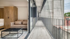 A modern balcony with a glass railing, a sofa, and a coffee table. - Myla - Loft 09 - Chapultepec LowF (Mexico City)