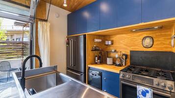 Fridge, oven, stovetop, coffee/tea maker