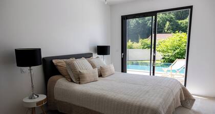 Maison Selha luxe Montferrat magnifique vue lac + piscine a débordement 180m2
