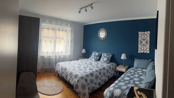 3 sovrum, värdeförvaringsskåp på rummet, skrivbord och resesäng