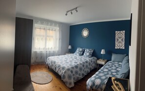 3 makuuhuonetta, tallelokero huoneessa, työpöytä, vauvan matkasänky