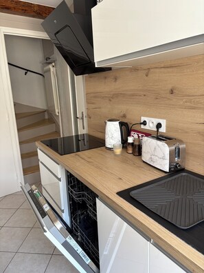 Kühlschrank, Mikrowelle, Ofen, Herdplatte