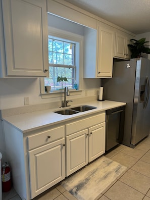 Microwave, oven, stovetop, dishwasher - Waterfront Newly Renovated and Decorated 3brs home. (Milton)