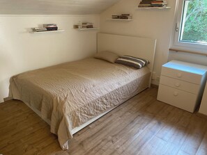 2 多间卧室、熨斗/熨衣板、WiFi、床单