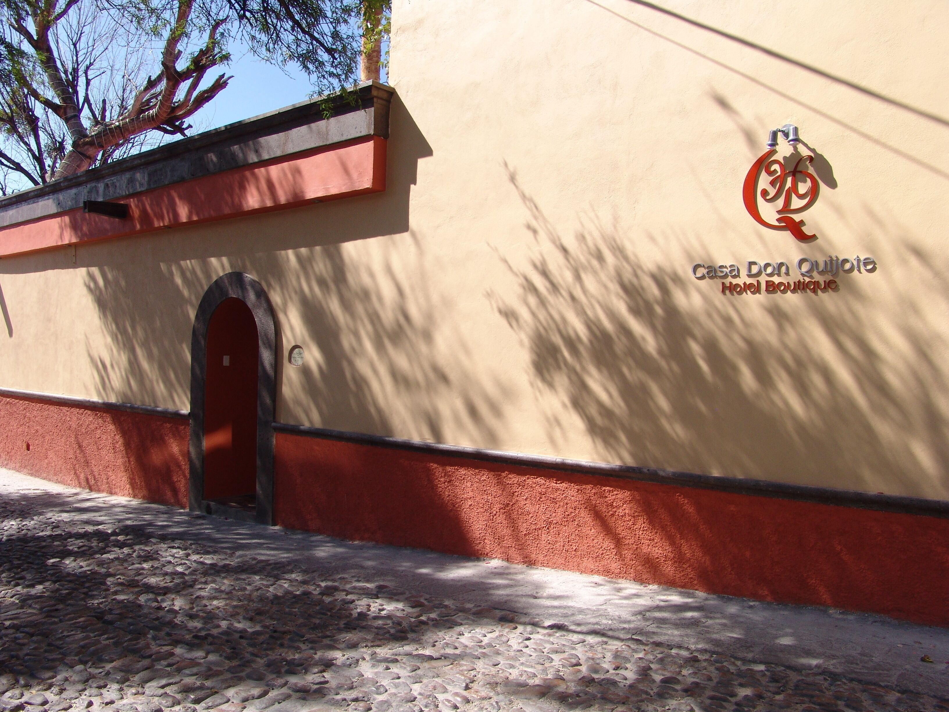 Fachada de edificio con un letrero que dice 'Casa Don Quijote Hotel Boutique'.