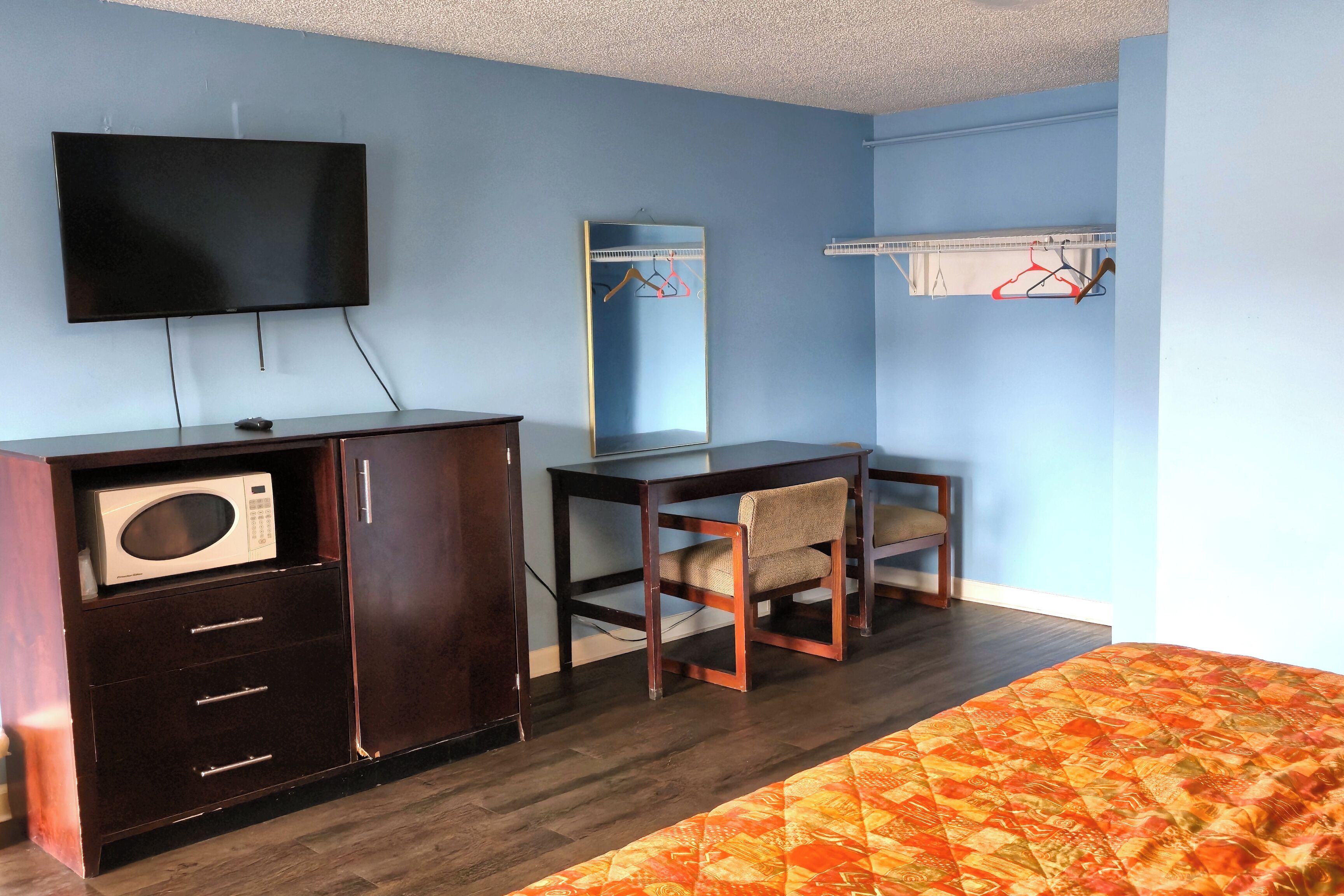 Rom, 1 enkeltseng, røyk | Skrivebord, wi-fi (inkludert) og sengetøy