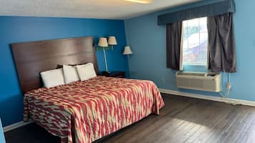 办公桌、免费 WiFi、床单