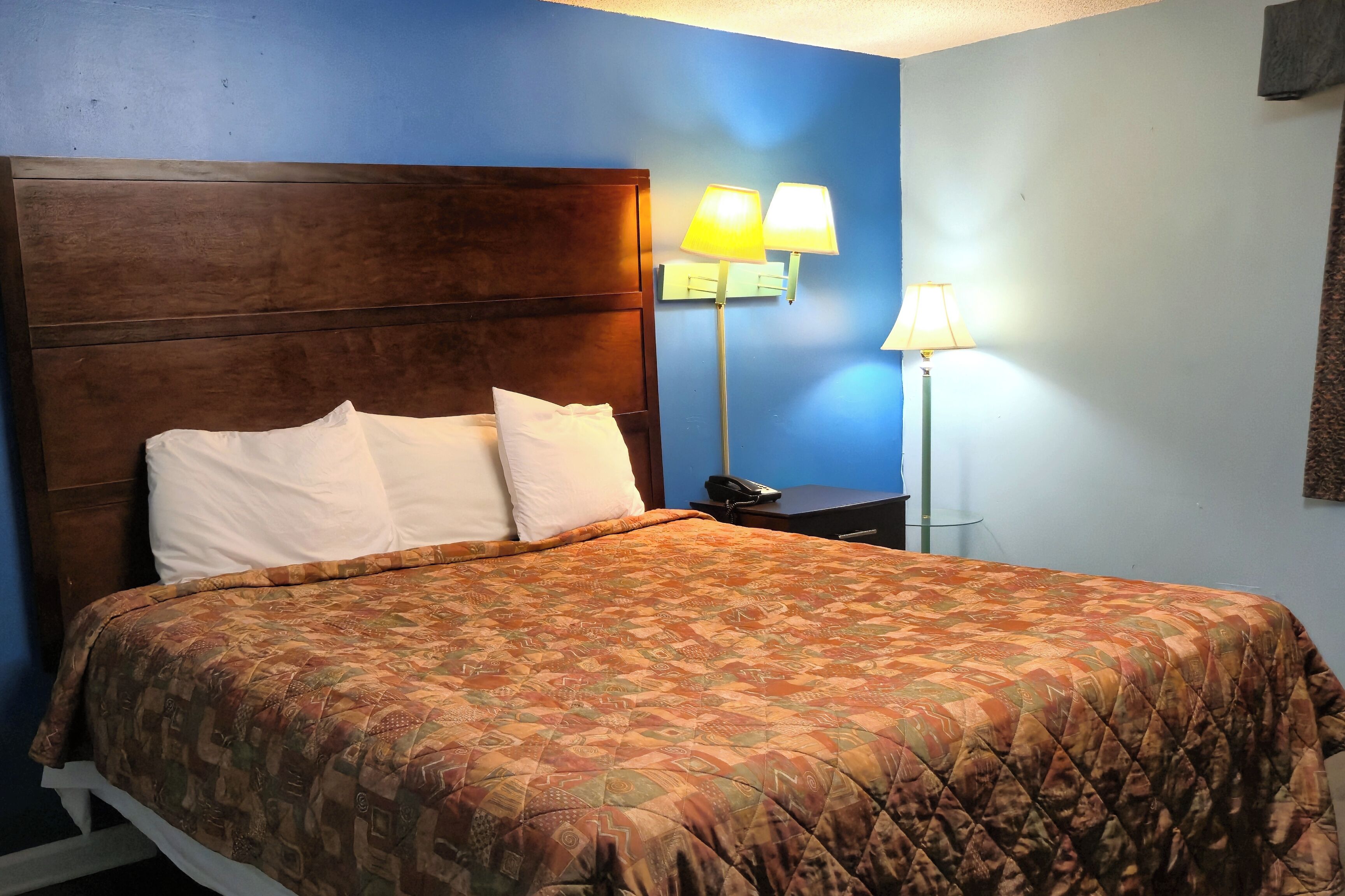 Bàn, truy cập Internet không dây miễn phí, bộ trải giường 