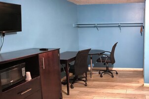 Escritorio, wifi gratis y ropa de cama 