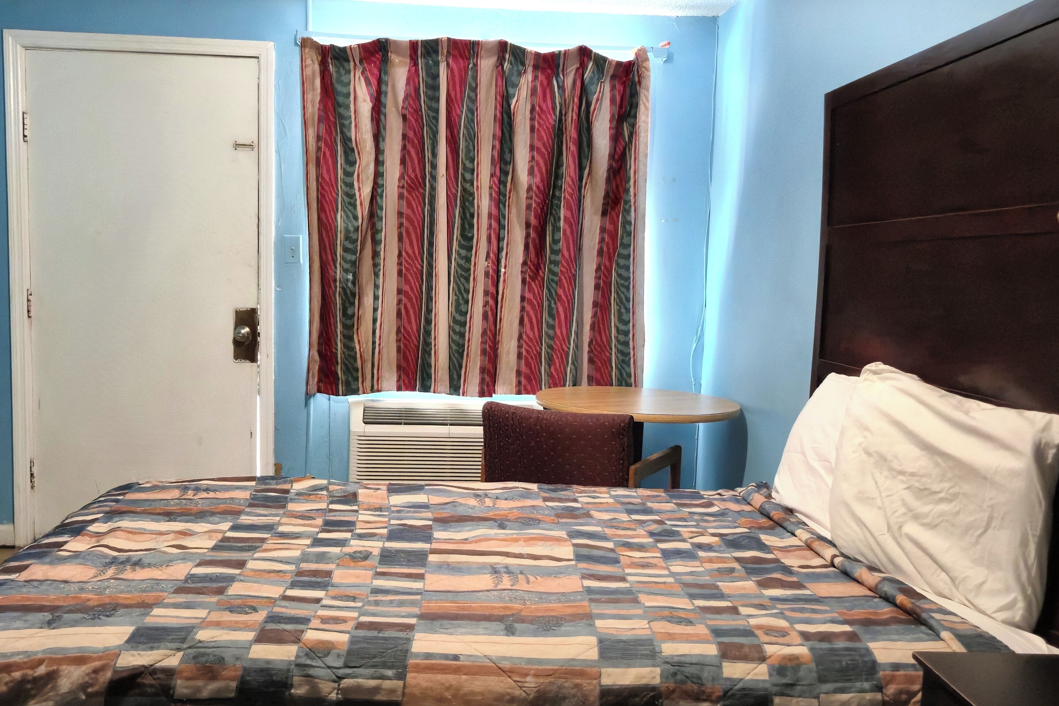 Skrivebord, wi-fi (inkludert) og sengetøy