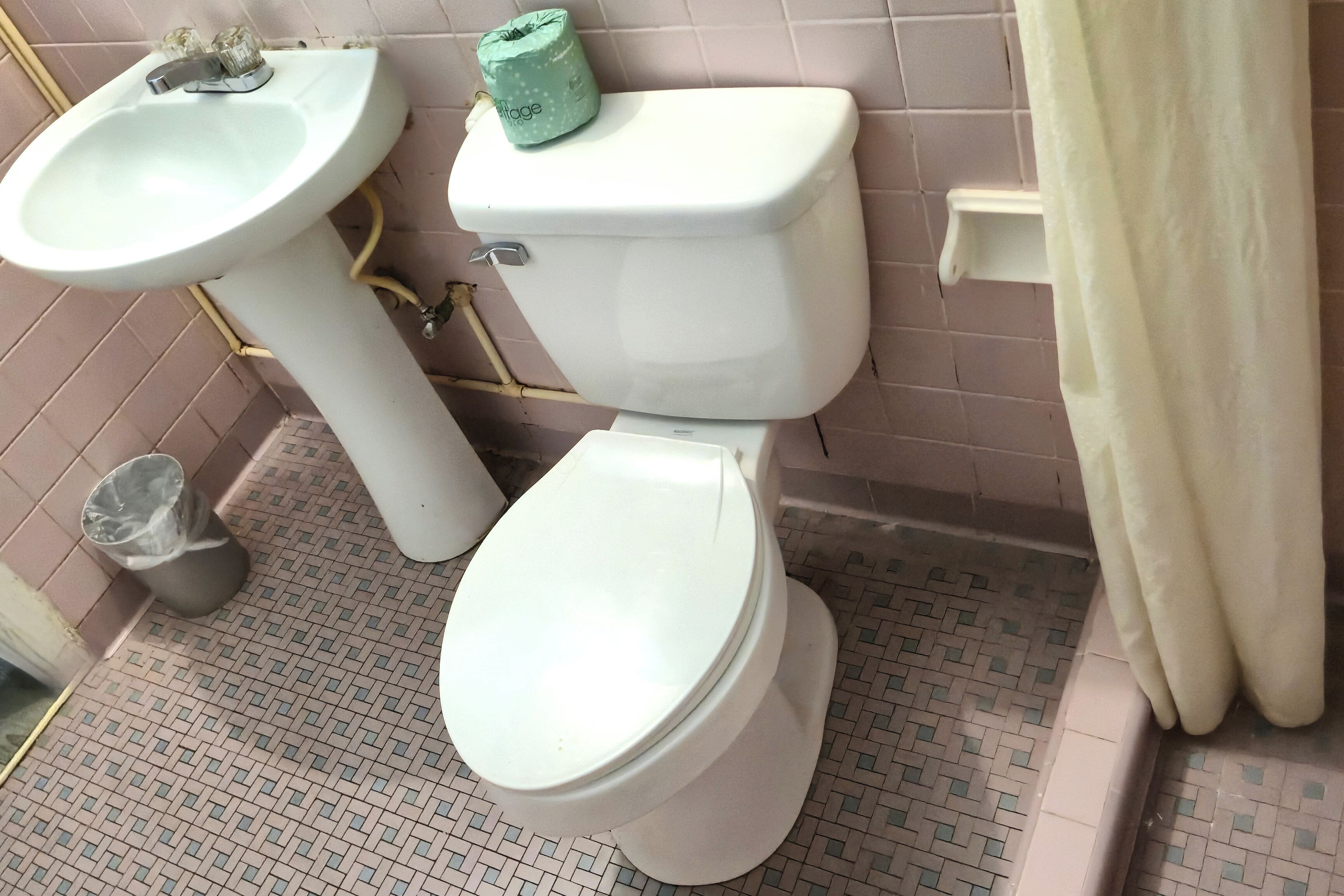 Room, 2 Double Beds, Non Smoking | Bathroom | Free toiletries, towels