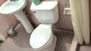 客房, 2 张双人床, 无烟房 | 浴室 | 免费洗浴用品、毛巾