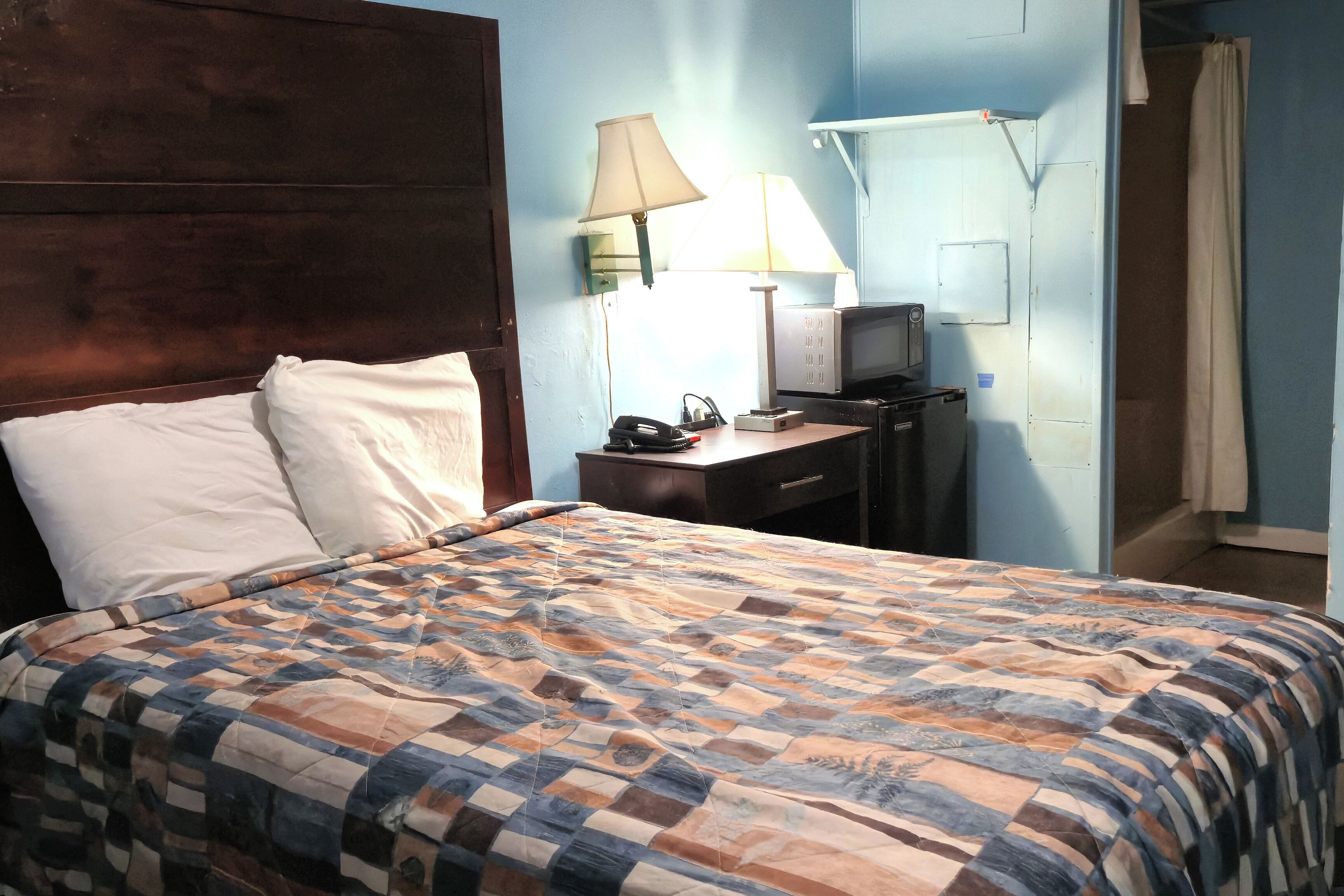 Skrivebord, wi-fi (inkludert) og sengetøy