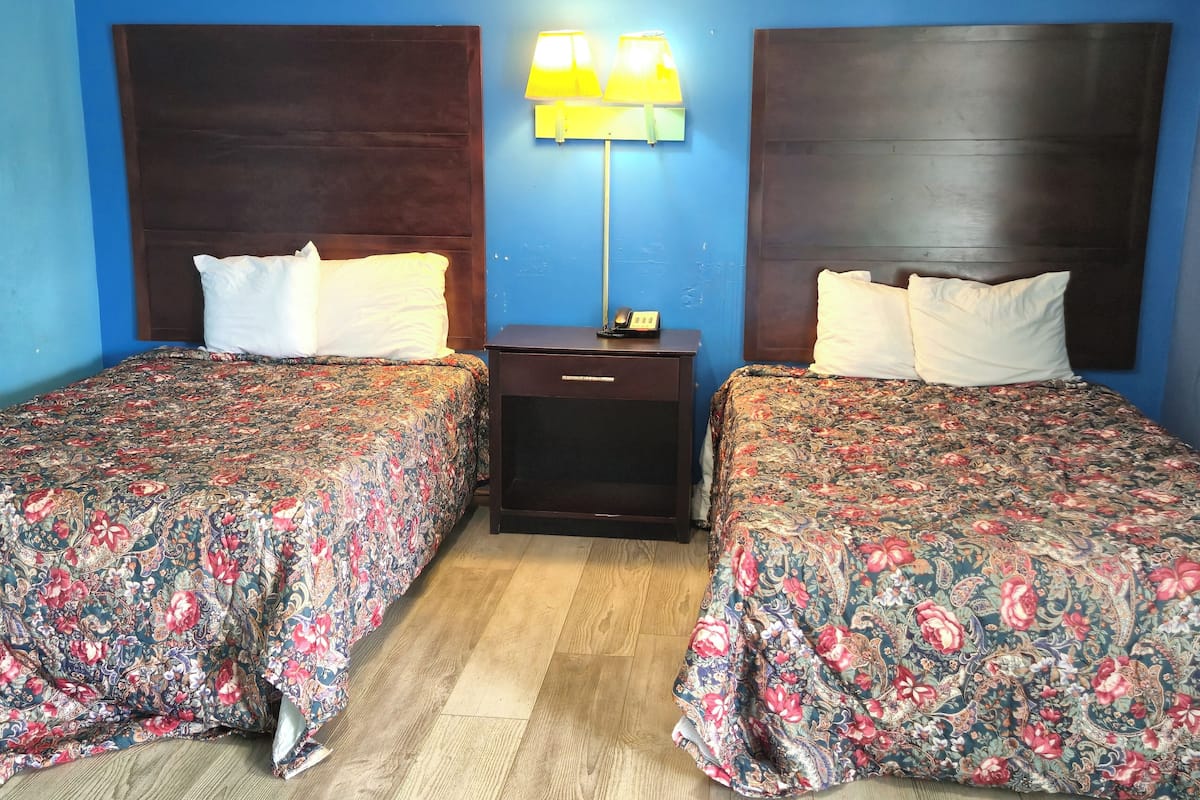Kamar, 2 Tempat Tidur Double, Bebas Asap Rokok | Meja kerja, Wi-Fi gratis, dan seprai linen