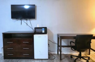 Escritorio, wifi gratis, ropa de cama