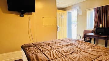 Room, 1 Queen Bed, Non Smoking | Desk, iron/ironing board, free WiFi, bed sheets