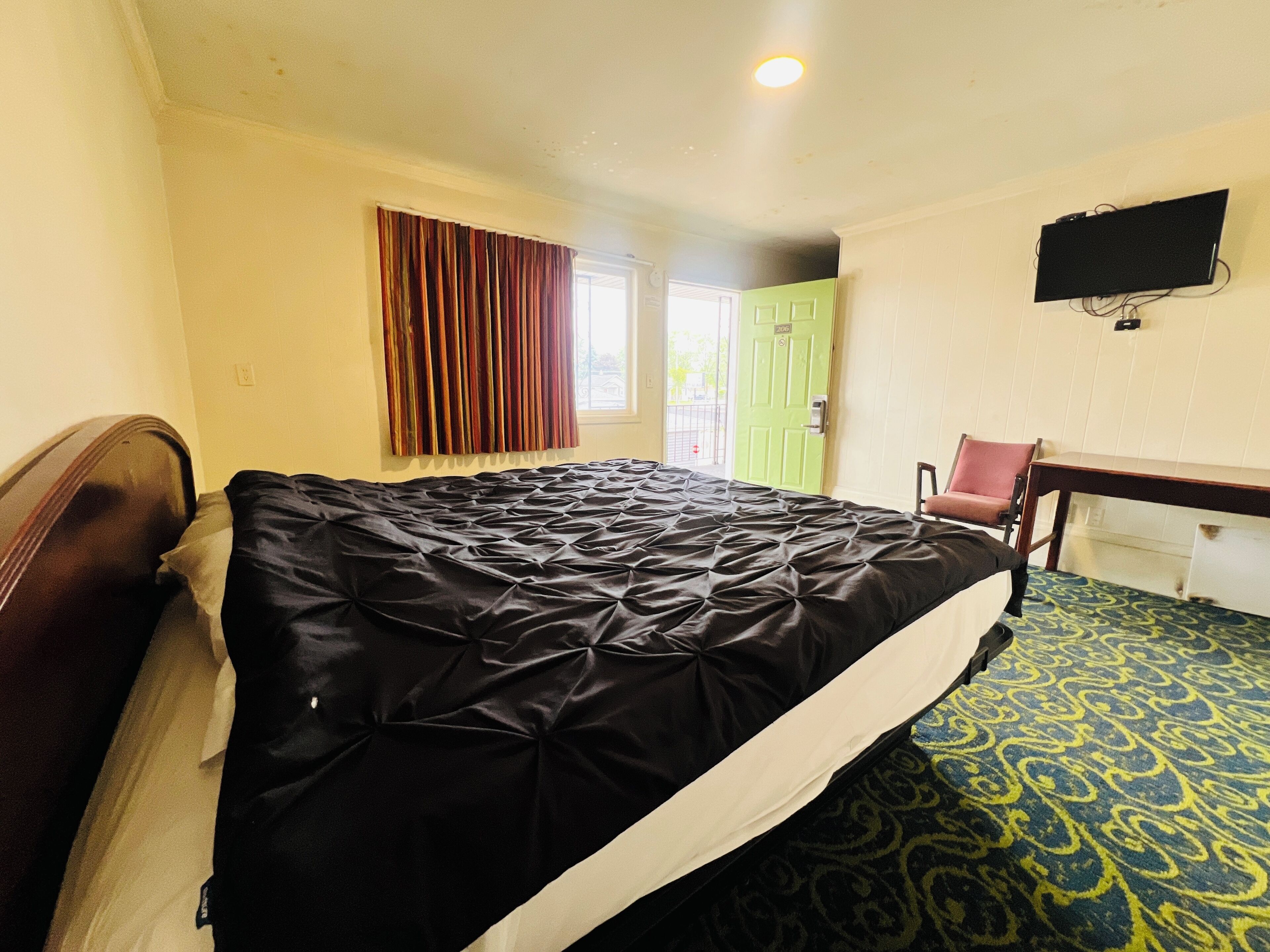 Room, 1 King Bed, Non Smoking, Kitchenette | Desk, iron/ironing board, free WiFi, bed sheets