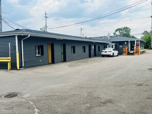 Free self parking - Hotel O East Hemphill Burton/Flint (Burton)