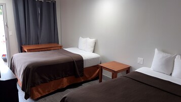 办公桌、免费 WiFi、床单