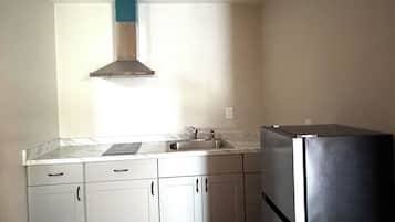 Room, 1 Queen Bed, Non Smoking, Kitchenette | Private kitchenette | Mini-fridge, microwave