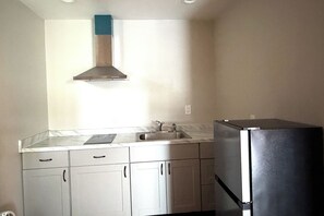 Habitación, 1 cama de matrimonio, no fumadores, cocina básica | Cocina básica privada | Frigorífico pequeño y microondas