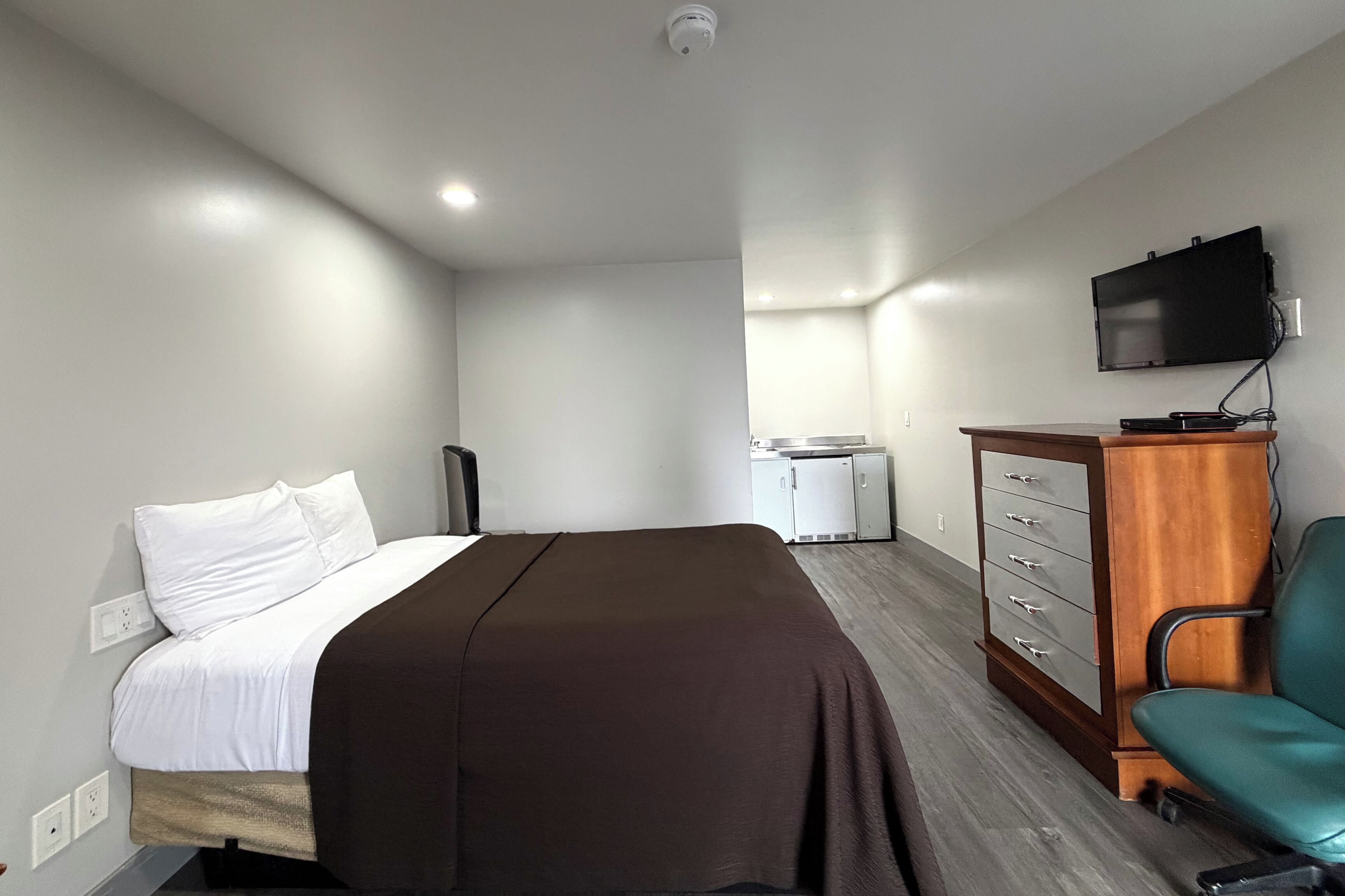 Desk, free WiFi, bed sheets