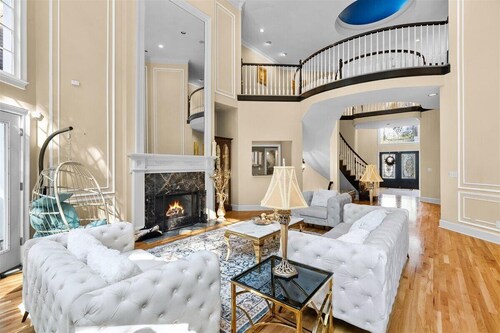 11 rooms 12 beds 11580 sqft large house nearby airport