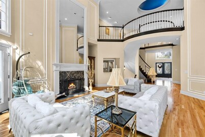 11 rooms 12 beds 11580 sqft large house nearby airport