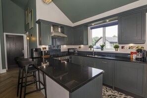 Fridge, microwave, oven, dishwasher - Mulberry Lodge - sleeps 4 guests in 2 bedrooms (South Duffield)