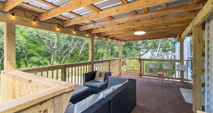 7 minutes to the beach! House for short term rent with its own volleyball court!