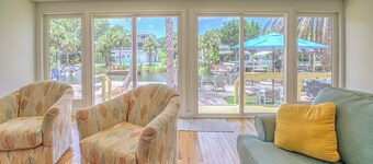 New Listing! Dockside Palms Weeki Wachee-Spring Fed Canal-Boat Friendly! 