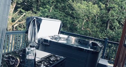 Hot tub lodge getaway with bar & many locals attractions, beaches, zoo ect