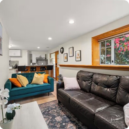 Refined North Shore 3BR Retreat, North Vancouver.